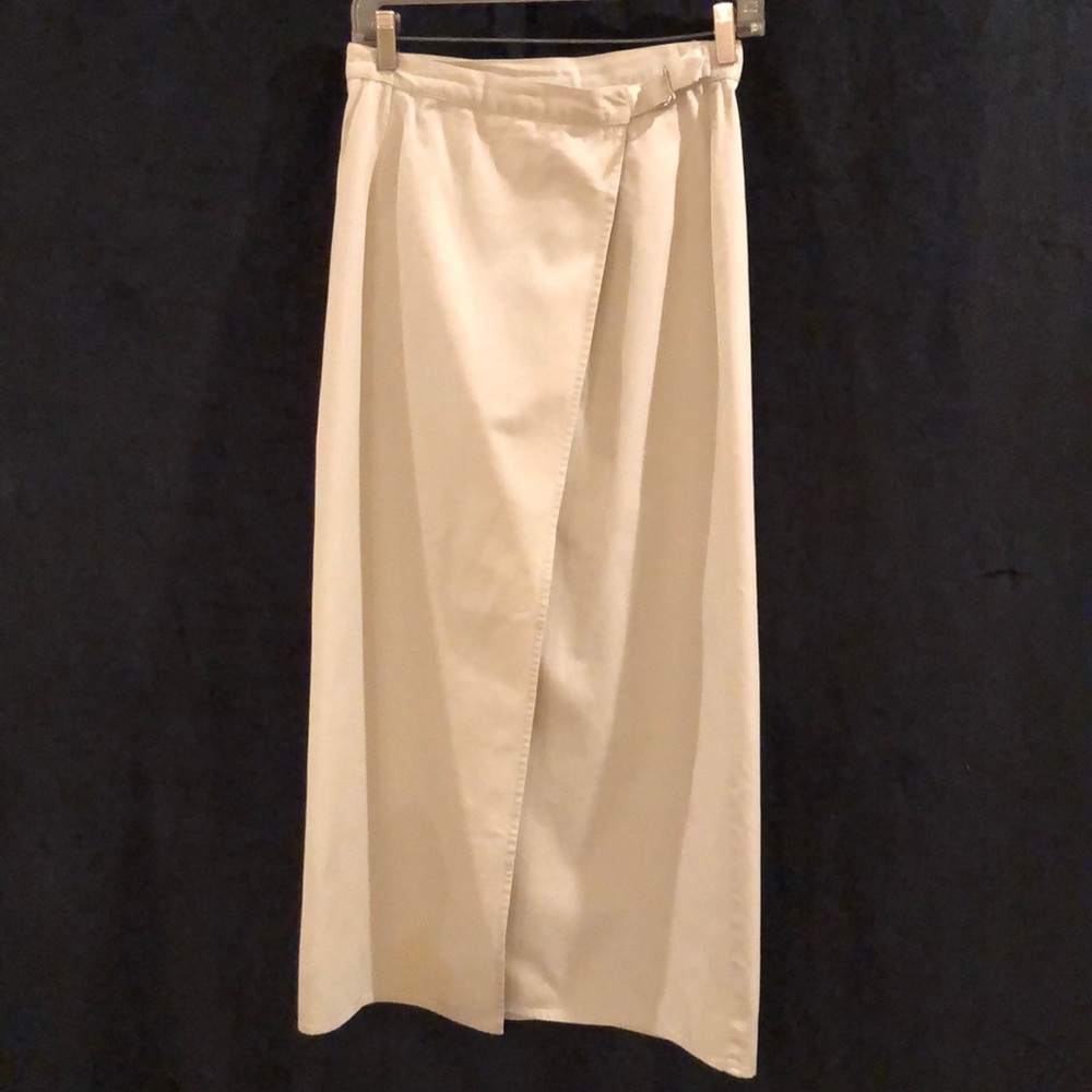 Gap wrap around midi khaki skirt. Size 6.